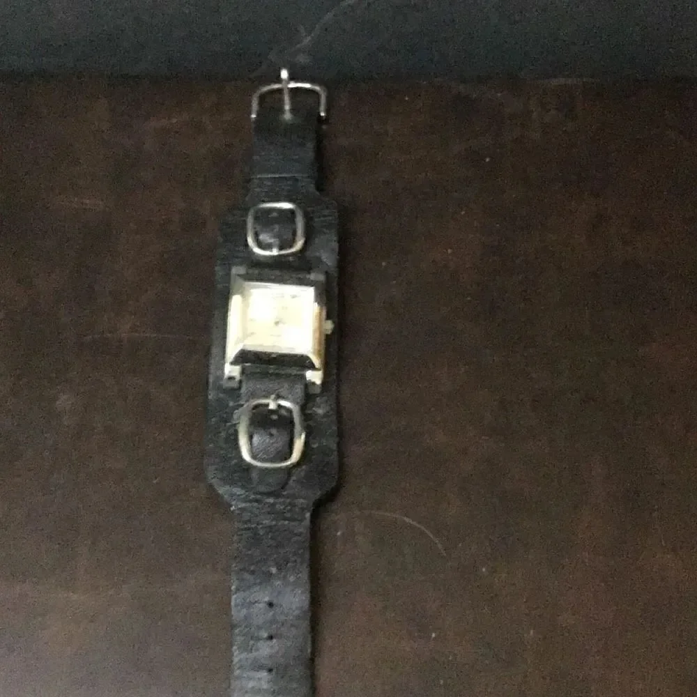 Watch black band with buckles needs battery